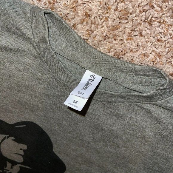 NWT Yellowstone Beth Dutton Tee Size Medium - Picture 8 of 9